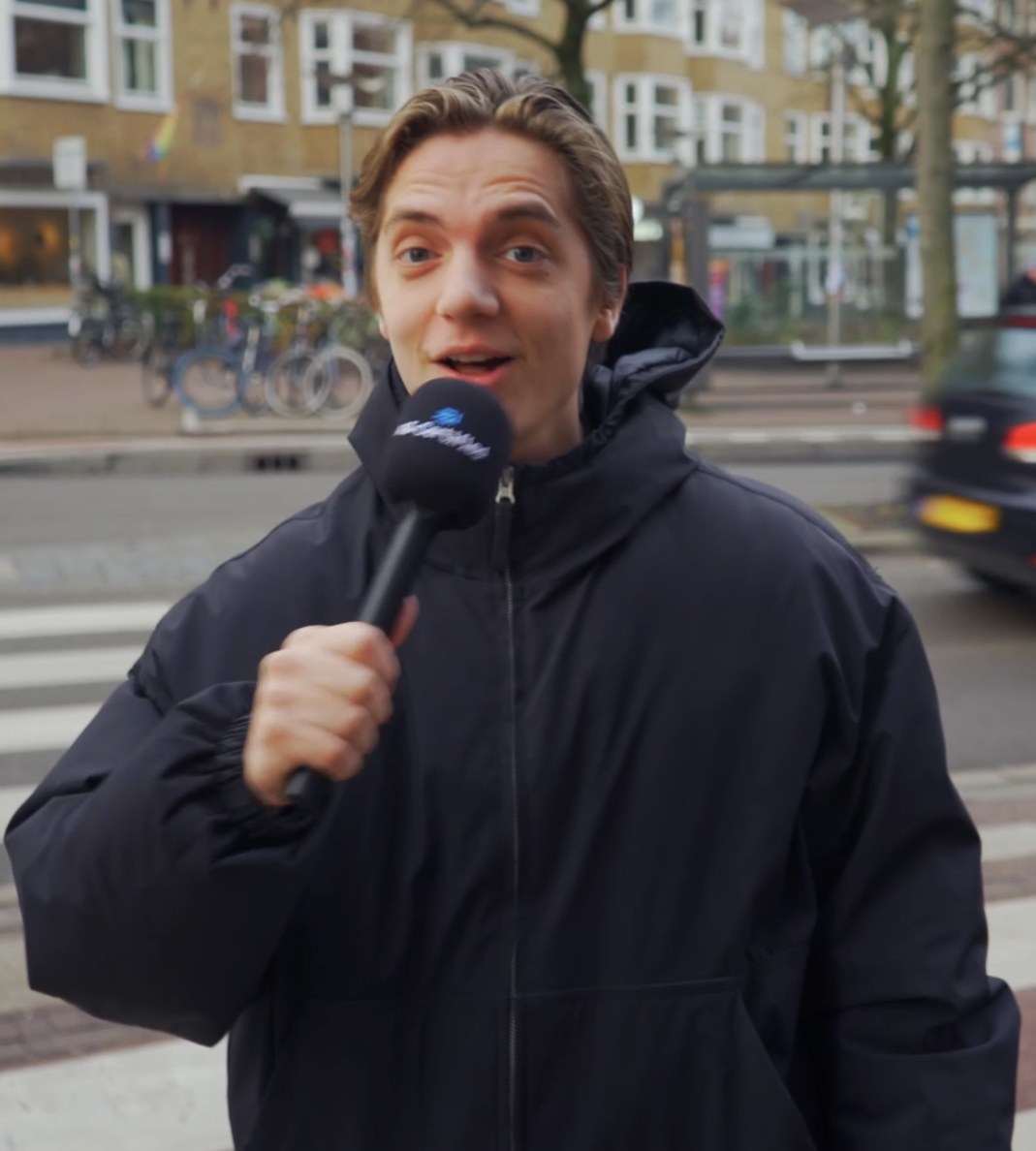 Sil met microfoon tijdens een straatinterview