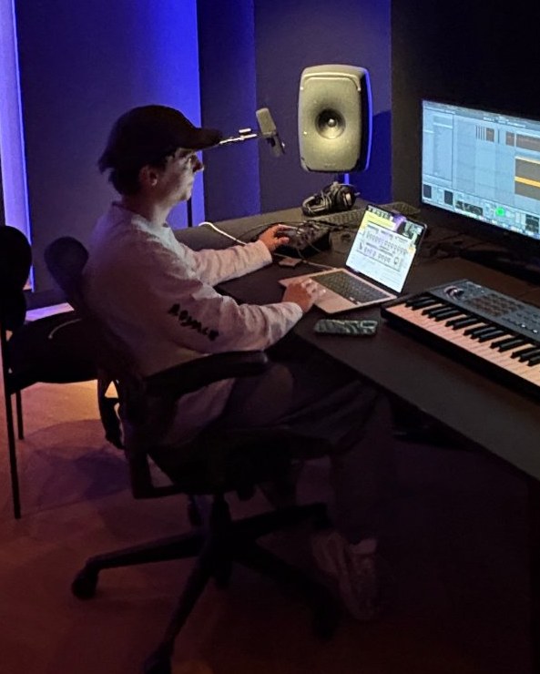 Sil produceert een track in de studio