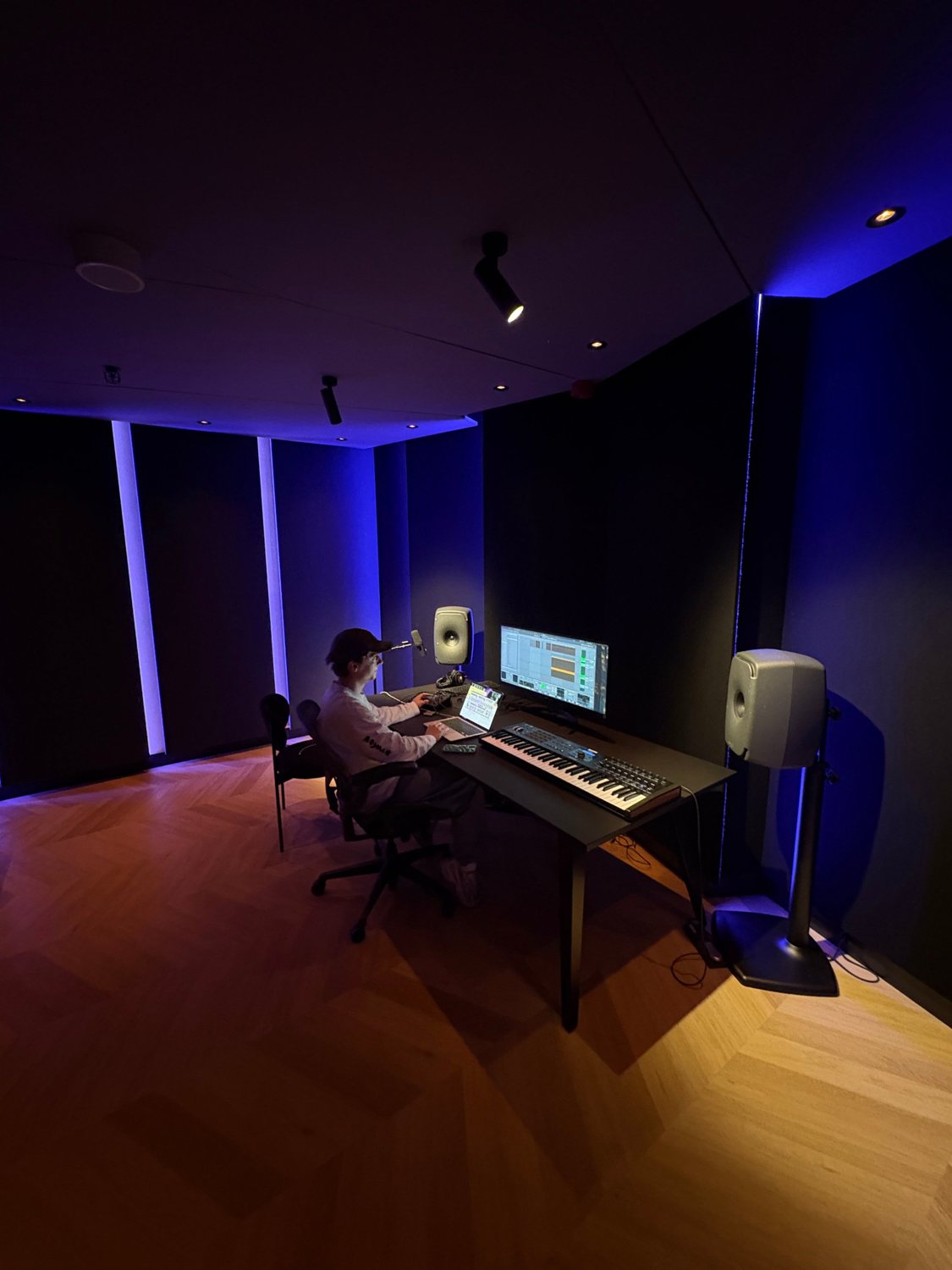 Sil produceert een track in de studio